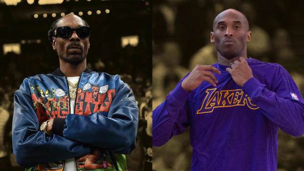 Lakers Video: Rapper Snoop Dogg Receives LeBron James Jersey, Throws Down  Slam Dunk As Welcoming