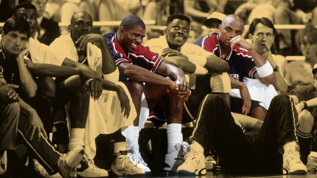 USA dream team guard John Stockton - David Robinson - Michael Jordan - Magic Johnson - Patrick Ewing and Charles Barkley on the bench