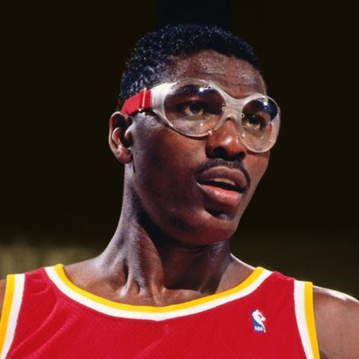 Hakeem's goggles taught him how to play team basketball! #foryoupage #, hakeem  olajuwon highlights
