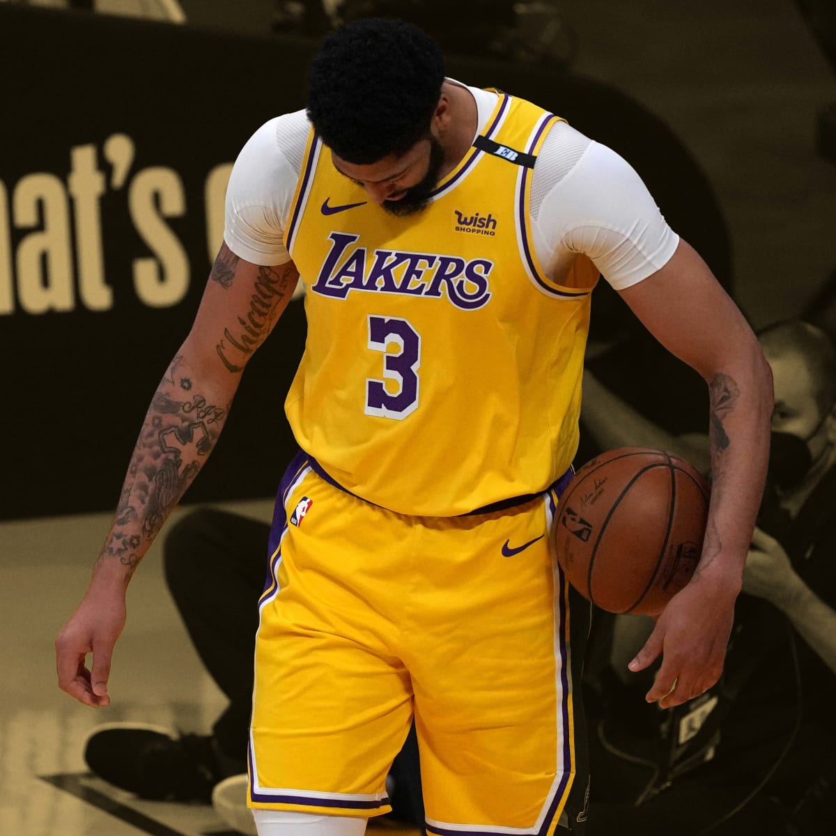 Lakers rout Warriors, Heat rip Knicks to grab NBA series leads