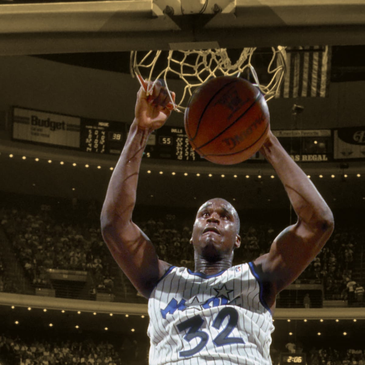 News Photo : Shaquille O'Neal of the Orlando Magic dunks the