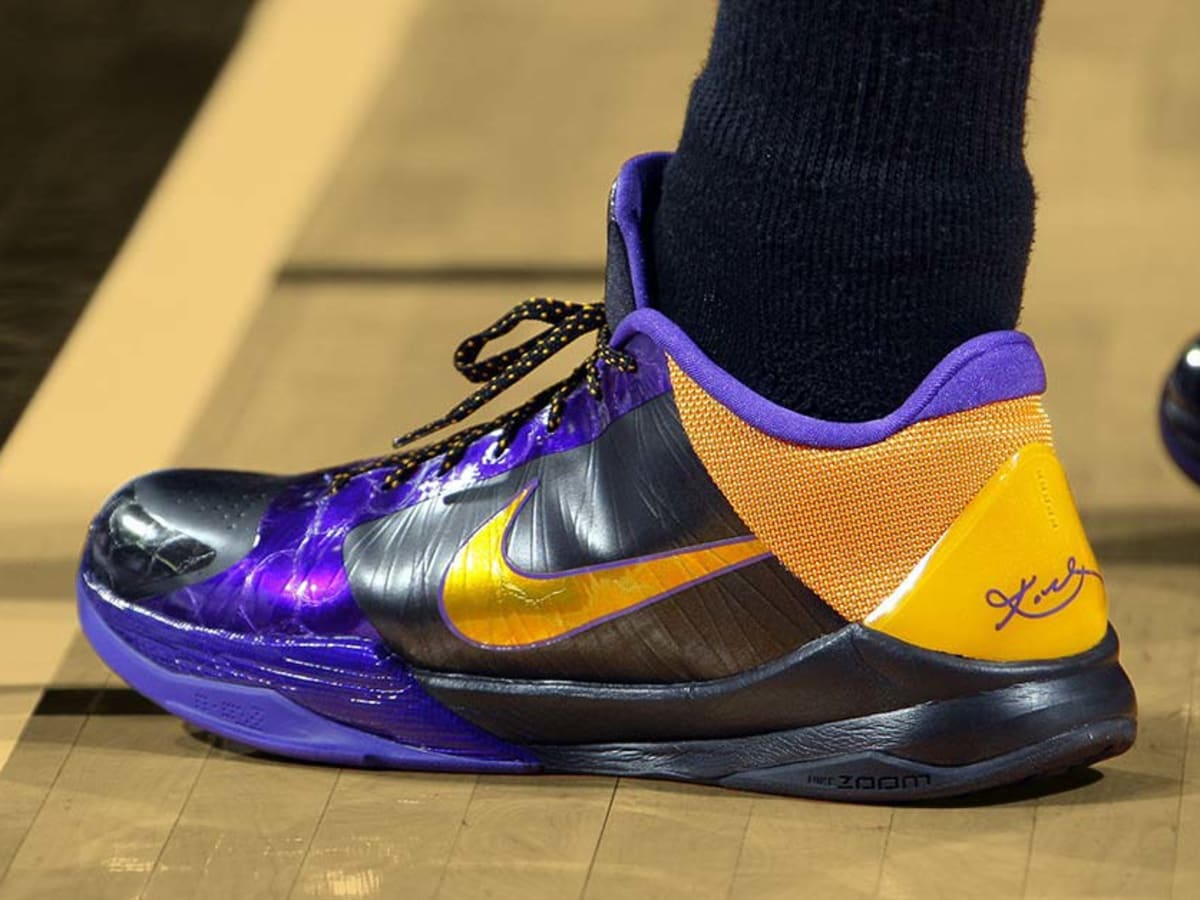 When Kobe Bryant Signed A Pair Of New Nike Shoes For LeBron James