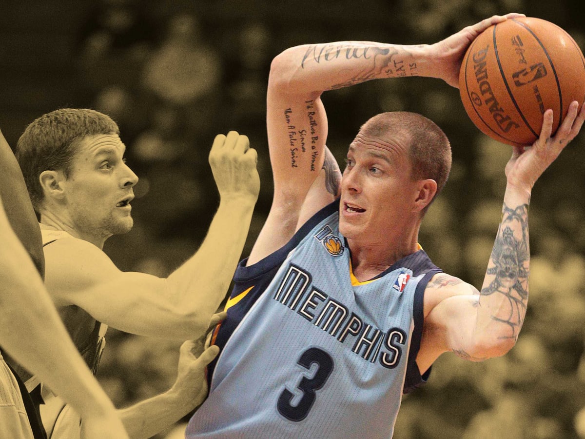 Memphis Grizzlies guard Jason Williams, right, uses a pick from