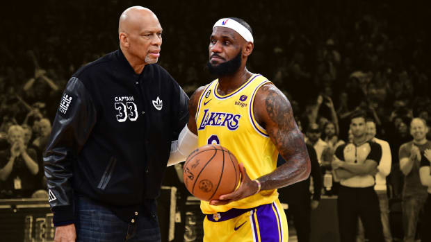 Lakers History: Kareem Abdul-Jabbar's No. 33 Jersey Retired